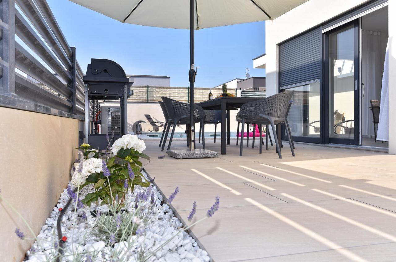 Jlo1 Mit Beheizbarem Pool Villa Peroj Exterior photo