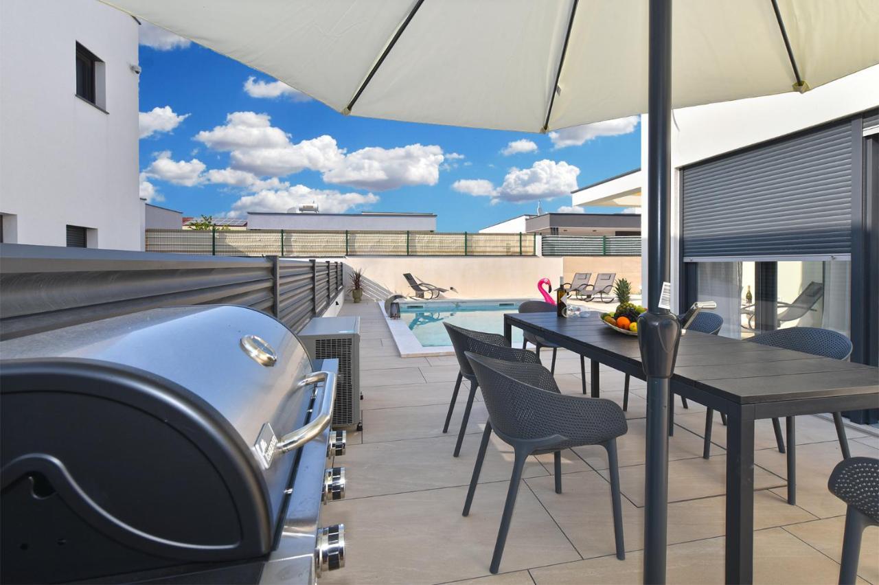 Jlo1 Mit Beheizbarem Pool Villa Peroj Exterior photo