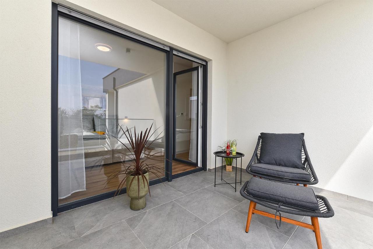 Jlo1 Mit Beheizbarem Pool Villa Peroj Exterior photo