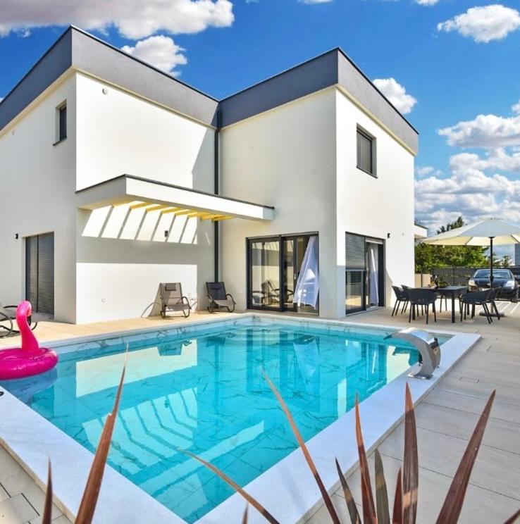 Jlo1 Mit Beheizbarem Pool Villa Peroj Exterior photo
